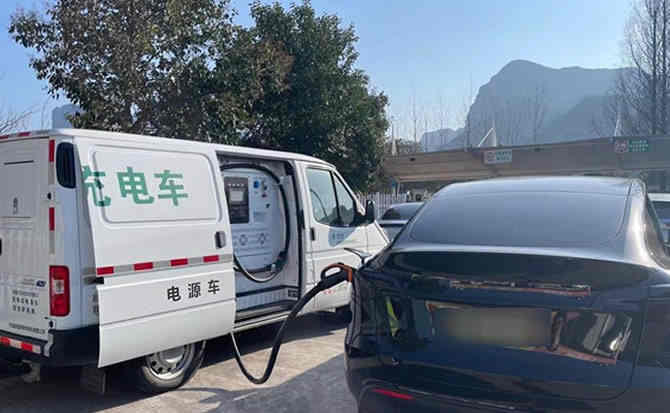巴青汽车搭电